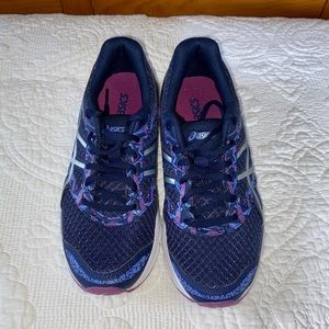 Women’s ASICS size 7